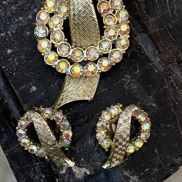 Vintage Signed CORO Gold Tone AB Rhinestone Ribbon Pin Brooch and earrings set - Picture 2 of 9
